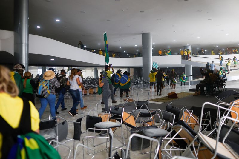 &copy; Reuters. Bolsonaristas radicais invadem o Palácio do Planalto em 8 de janeiro
08/01/2023
REUTERS/Adriano Machado