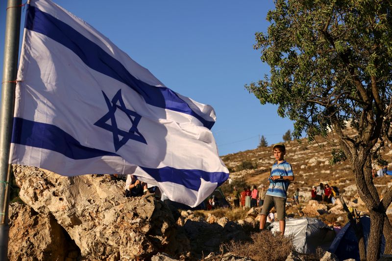 &copy; Reuters. Bandeira de Israel em assentamento israelense na Cisjordânia
20/07/2022
REUTERS/Ronen Zvulun