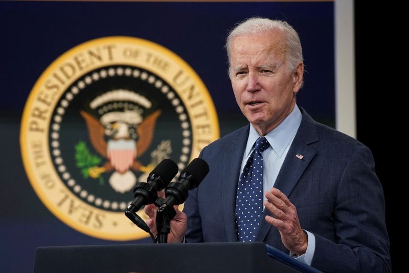 © Reuters. U.S. President Joe Biden speaks about a high-altitude Chinese balloon and three other objects that were recently shot down by U.S. fighter jets, during brief remarks in the Eisenhower Executive Office Building's South Court Auditorium on the White House campus in Washington, U.S., February 16, 2023. REUTERS/Kevin Lamarque