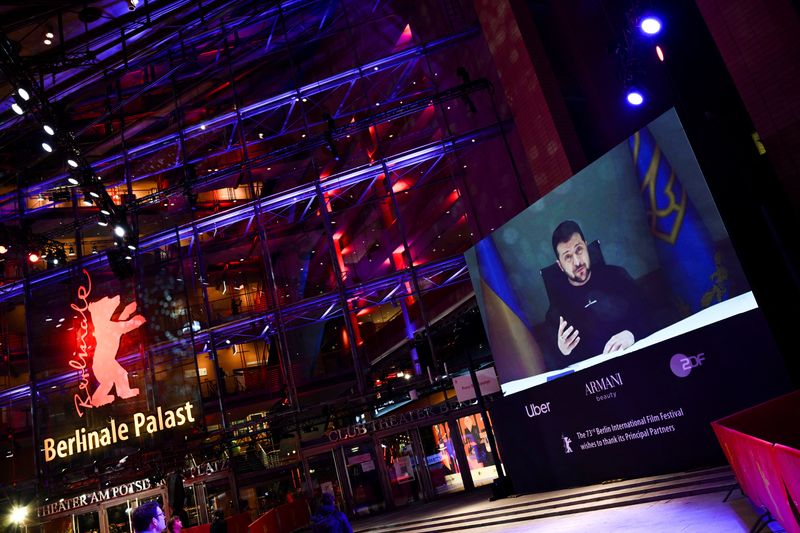 &copy; Reuters. El presidente de Ucrania, Volodymyr Zelenskiy, se dirige al público a través de una pantalla durante la gala de inauguración de la 73 edición del Festival Internacional de Cine de Berlín, Alemania, el 16 de febrero, 2023. REUTERS/Annegret Hilse