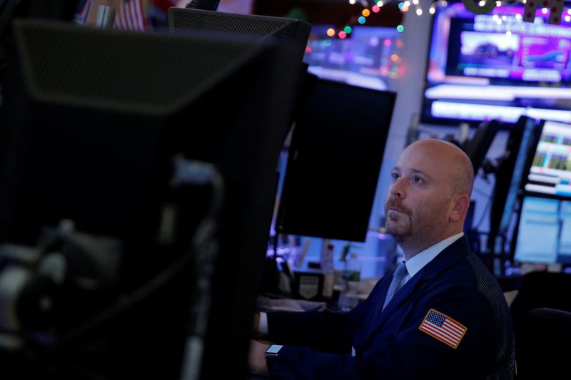 &copy; Reuters. Un trader travaille à la Bourse de Wall Street ./Photo prise le 21 décembre 2016/REUTERS/Andrew Kelly