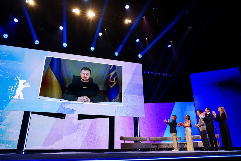 &copy; Reuters. Presidente da Ucrânia, Volodymyr Zelenskiy, se dirige ao público em uma tela de TV durante a cerimônia de abertura do 73º Festival Internacional de Cinema de Berlim, em Berlim, Alemanha
16/02/2023
REUTERS/Fabrizio Benschh