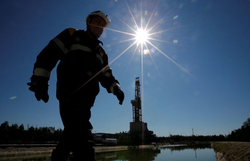 © Reuters. FILE PHOTO: A worker walks past a drilling rig at a well pad of the Rosneft-owned Prirazlomnoye oil field outside the West Siberian city of Nefteyugansk, Russia, August 4, 2016. Picture taken August 4, 2016. REUTERS/Sergei Karpukhin/File Photo