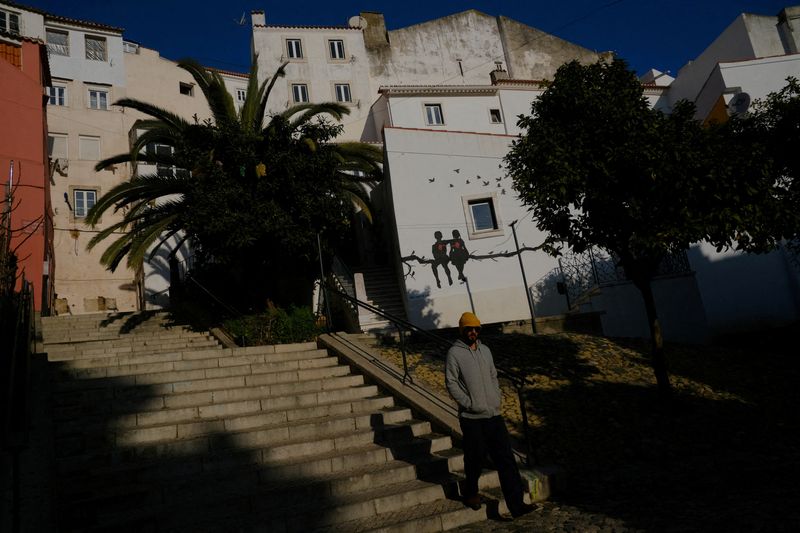 &copy; Reuters. Pedestre caminha no bairro de Alfama, em Lisboa
16/02/2023
REUTERS/Pedro Nunes/File Photo