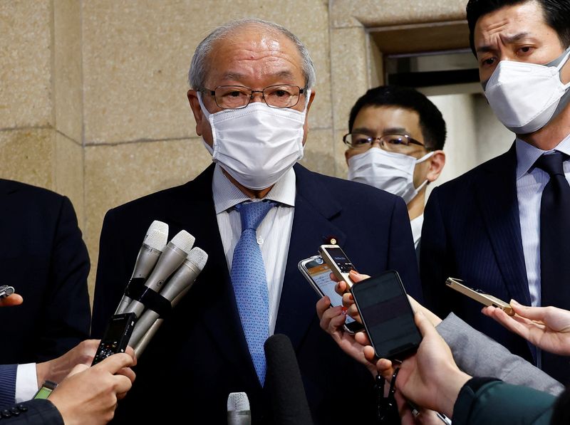 &copy; Reuters. FILE PHOTO-Japan's Finance Minister Shunichi Suzuki speaks to media at Finance Ministry in Tokyo, Japan December 20, 2022. REUTERS/Kim Kyung-Hoon