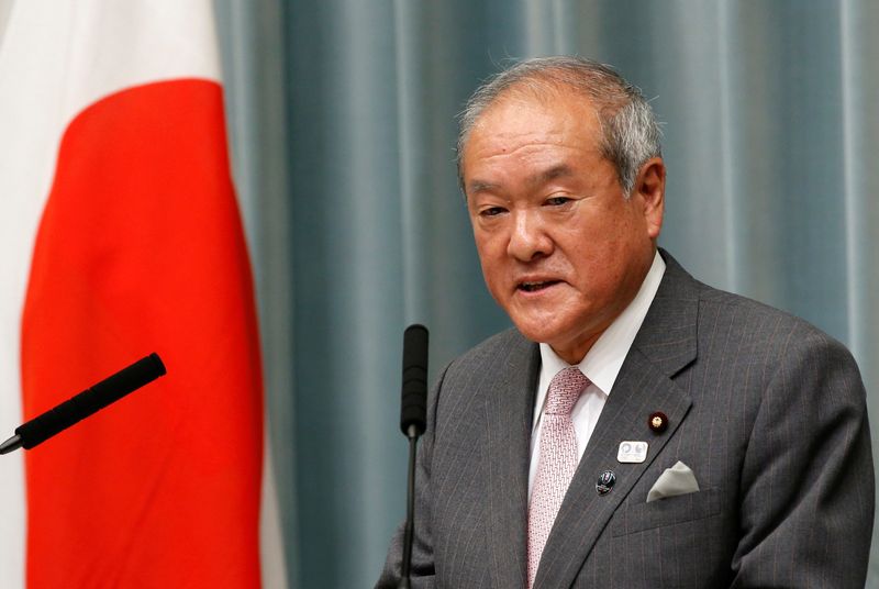 © Reuters. Japan's Shunichi Suzuki speaks at a news conference in Tokyo, Japan August 3,  2017.   REUTERS/Kim Kyung-Hoon/Files