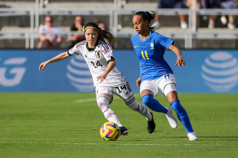 &copy; Reuters. サッカー女子日本代表「なでしこジャパン」は１６日、国際親善大会「シービリーブスカップ」の初戦でブラジルと対戦し、０─１で敗れた。写真左は長谷川唯（２０２３年　ロイター/USA T