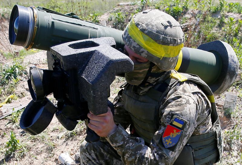 &copy; Reuters. FILE PHOTO: A soldier holds a Javelin missile system during a military exercise in the training centre of Ukrainian Ground Forces near Rivne, Ukraine May 26, 2021. Picture taken May 26, 2021. REUTERS/Gleb Garanich/File Photo