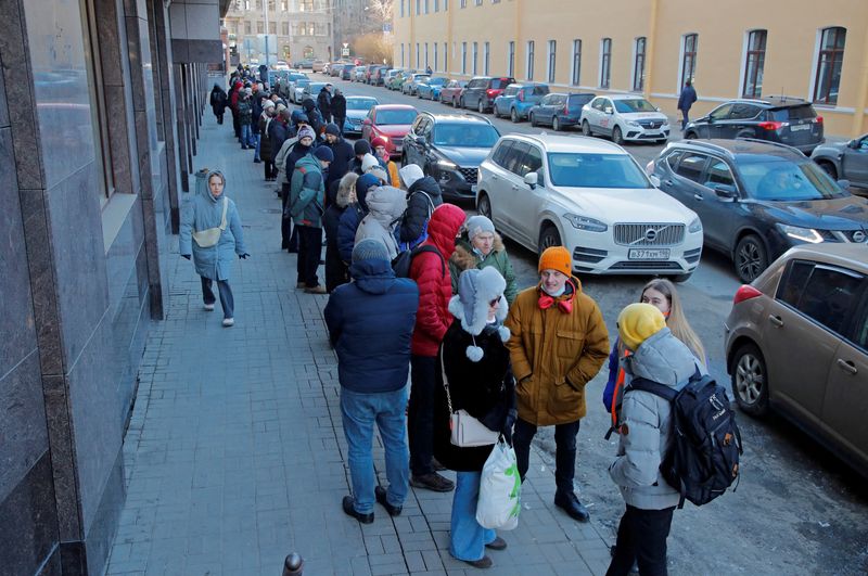 &copy; Reuters. FILE PHOTO: People stand in line to use an ATM money machine in Saint Petersburg, Russia February 27, 2022. REUTERS/Anton Vaganov