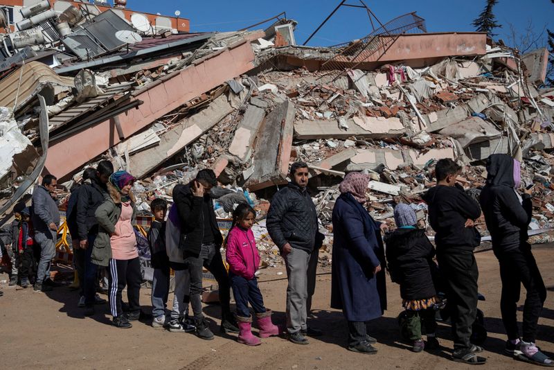 &copy; Reuters. أشخاص يصطفون للحصول على طعام مجاني في إقليم كهرمان مرعش بتركيا في أعقاب زلزال مدمر هز البلاد يوم الخميس. تصوير: إيلويزا لوبيز - رويترز.