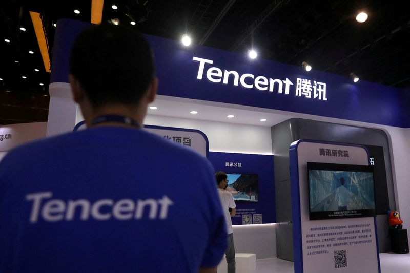 &copy; Reuters. FILE PHOTO: A staff member is seen at a booth of Tencent at an exhibition during China Internet Conference in Beijing, China July 13, 2021. REUTERS/Tingshu Wang