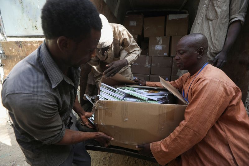 &copy; Reuters. Workers offload electoral materials from a vehicle at Independent National Electoral Comission (INEC) premises, prior to the Nigerian presidential elections, in Gusau, Zamfara, Nigeria, February 9, 2023. REUTERS/Temilade Adelaja