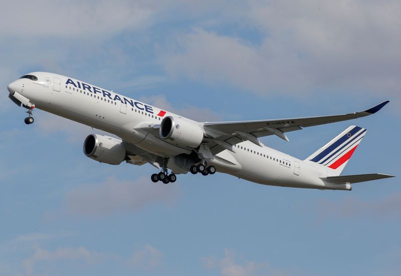 &copy; Reuters. FOTO ARCHIVO: El primer Airbus A350 de Air France despega después de una ceremonia en la sede del constructor de aviones en Colomiers, cerca de Toulouse, Francia, 27 de septiembre de 2019. REUTERS/Regis Duvignau