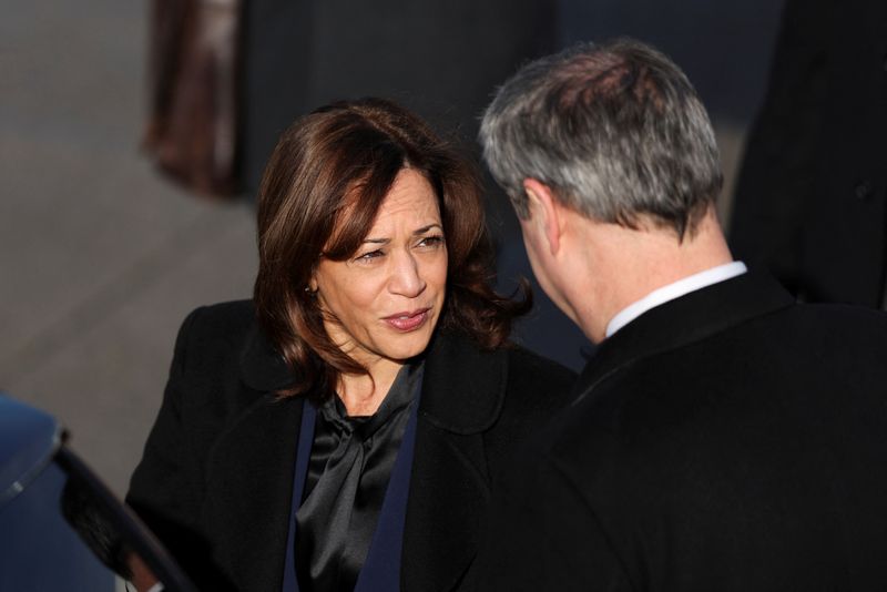 &copy; Reuters. La vicepresidenta estadounidense Kamala Harris es recibida en el aeropuerto de Múnich por el primer ministro del estado de Baviera, Markus Soeder, antes de dirigirse a la sede de la Conferencia de Seguridad de este año en Múnich, Alemania, 16 de febrer