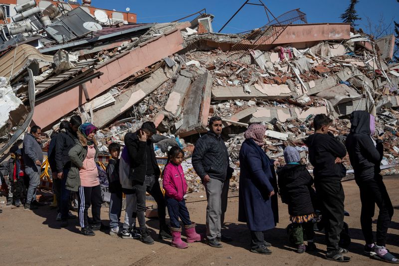 &copy; Reuters. Personas hacen cola para recibir comida servida entre los escombros tras el mortífero terremoto en Kahramanmaras, Turquía, 16 de febrero de 2023. REUTERS/Eloisa López