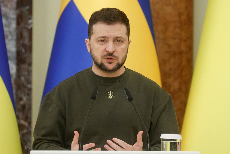 &copy; Reuters. Ukrainian President Volodymyr Zelenskiy attends a news briefing in Kyiv, Ukraine, February 15, 2023. REUTERS/Valentyn Ogirenko