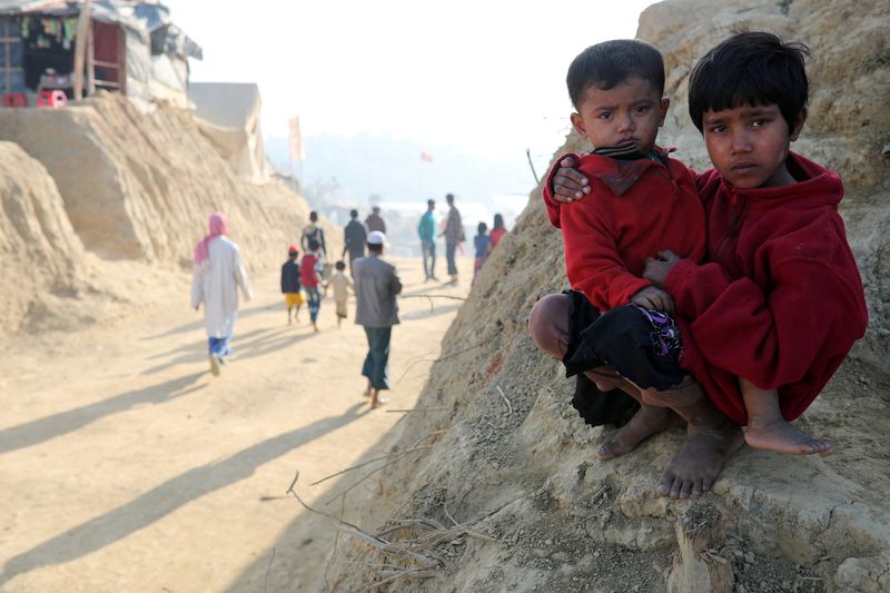 &copy; Reuters. FOTO DE ARCHIVO: Dos niños rohinyá en el campo de refugiados de Jamtoli en Cox's Bazar, Bangladés, el 22 de enero de 2018. REUTERS/Mohammad Ponir Hossain