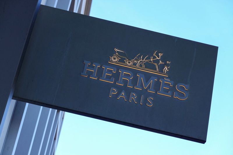 &copy; Reuters. Photo d'une enseigne de magasin Hermes dans un centre commercial en Californie. /Photo prise le 23 novembre 2022 à San Diego, Etats-Unis/REUTERS/Mike Blake