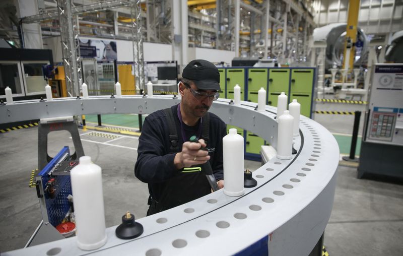 &copy; Reuters. Photo d'un ouvrier qui assemble une éolienne à l'usine Siemens Gamesa. /Photo prise le 31 janvier 2023 à Cuxhaven, Allemagne/REUTERS/Cathrin Mueller