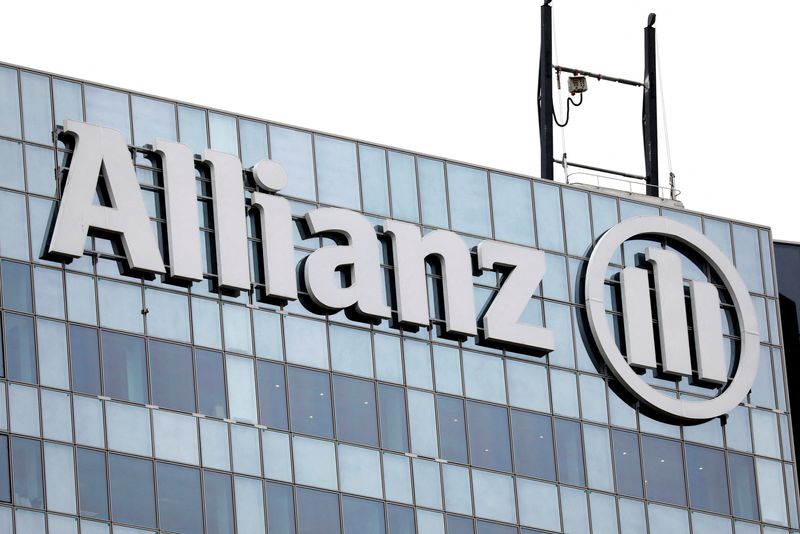 &copy; Reuters. Photo d'archives du logo d'Allianz visible sur le bâtiment de l'entreprise dans le quartier d'affaires de La Défense. /Photo prise le 14 mai 2018 à Puteaux, France/REUTERS/Charles Platiau