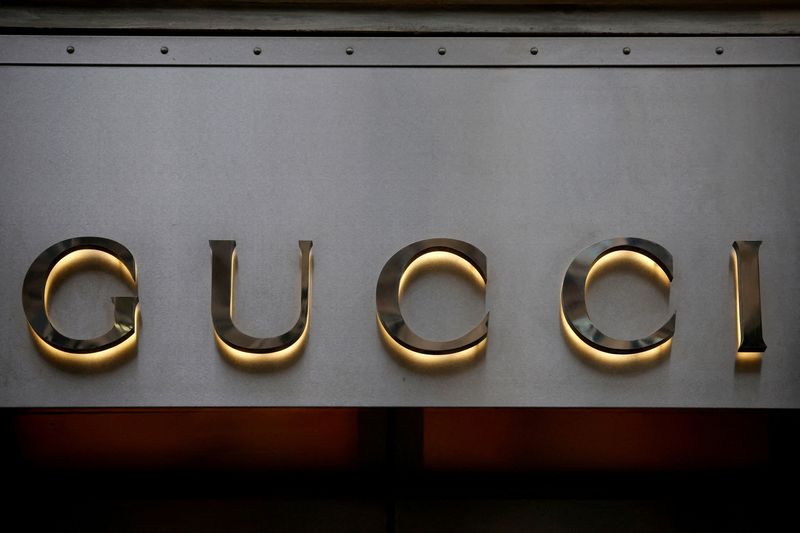 &copy; Reuters. Il logo Gucci davanti a un negozio a Parigi. REUTERS/Sarah Meyssonnier