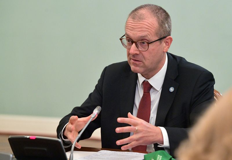 &copy; Reuters. FOTO DE ARCHIVO: Hans Kluge, director regional de la Organización Mundial de la Salud para Europa, asiste a una reunión con el primer ministro ruso, Mijaíl Mishustin, en Moscú, Rusia, 23 de septiembre de 2020. Sputnik/Alexander Astafyev