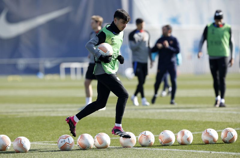 &copy; Reuters. FOTO DE ARCHIVO. Fútbol - Europa League - Entrenamiento del FC Barcelona - Ciutat Esportiva Joan Gamper, Barcelona, España - 15 de febrero de 2023 - Pedri, del FC Barcelona, durante un entrenamiento. REUTERS/Albert Gea