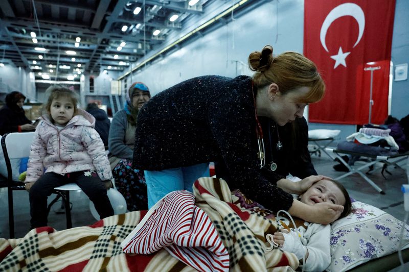 &copy; Reuters. طفل يدعى سليمان يرقد داخل مستشفى مؤقت بمدينة هاتاي في أعقاب زلزال مدمر هز تركيا يوم الخميس. تصوير: كلودا كيلكوين -رويترز. 