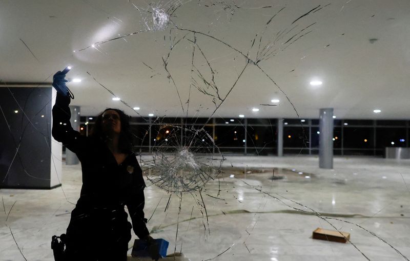 &copy; Reuters. Policial faz inspeção em danos causados no Planalto por ataques de 8 de janeiro
8/01/23
REUTERS/Adriano Machado