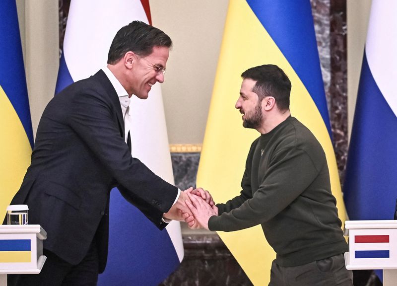 &copy; Reuters. El presidente de Ucrania, Volodymyr Zelenskiy, y el primer ministro de los Países Bajos, Mark Rutte, se dan la mano antes de una rueda de prensa conjunta en Kiev, Ucrania, el 17 de febrero, 2023.  REUTERS/Viacheslav Ratynskyi