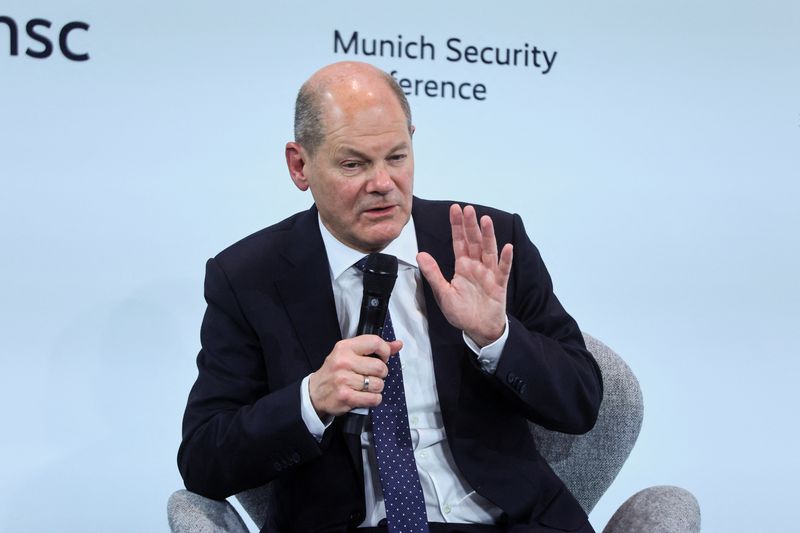 &copy; Reuters. المستشار الألماني أولاف شولتس يتحدث خلال مؤتمر صحفي في ميونيخ يوم الجمعة. تصوير: فولفجانج راتاي - رويترز.