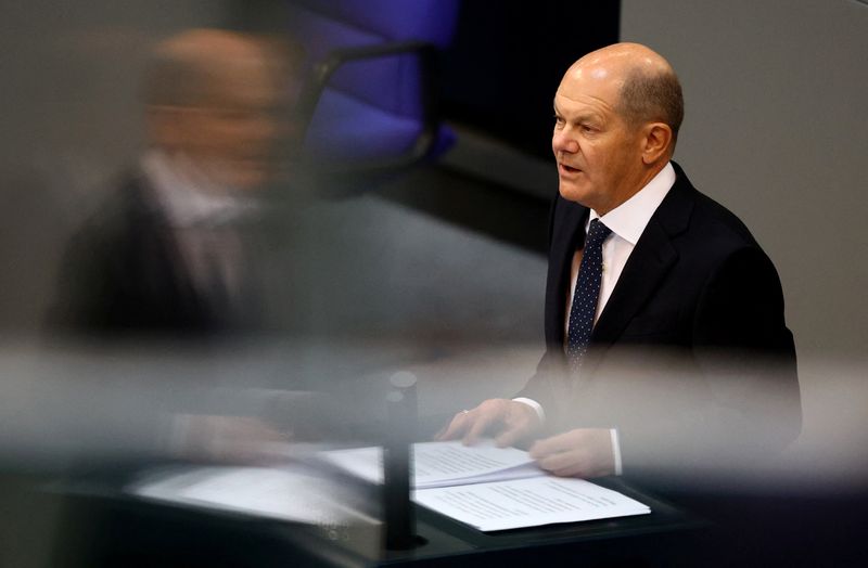 &copy; Reuters. Foto de archivo del canciller alemán Olaf Scholz hablando ante la Cámara baja del Bundestag
Feb 8, 2023.  REUTERS/Christian Mang