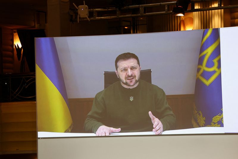 &copy; Reuters. الرئيس الأوكراني فولوديمير زيلينسكي يتحدث إلى مشاركين في مؤتمر ميونيخ للامن يوم الجمعة. تصوير: كاي فافنباخ - رويترز.
