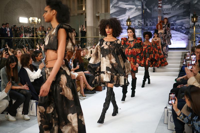 &copy; Reuters. Desfile de Paul Costelloe na London Fashion Week
17/02/2023
REUTERS/Henry Nicholls