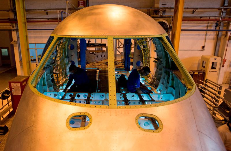 © Reuters. FILE PHOTO: Technicians work on the assembly line of Embraer's E-Jet family of commercial planes at their factory in Sao Jose dos Campos, October 16, 2014.   REUTERS/Roosevelt Cassio