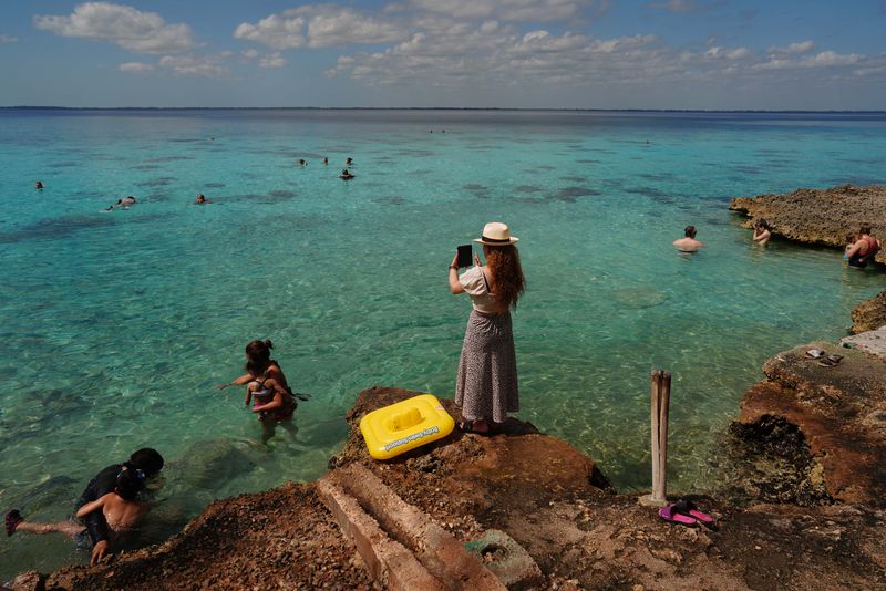 &copy; Reuters. Foto de archivo de turistas en Playa Giron, Cuba
Feb 14, 2023. REUTERS/Alexandre Meneghini