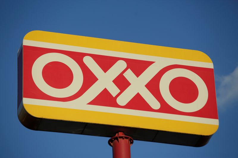 &copy; Reuters. Imagen de archivo. El logotipo de la tienda de conveniencia Oxxo de Femsa en una de sus tiendas en Monterrey, México.