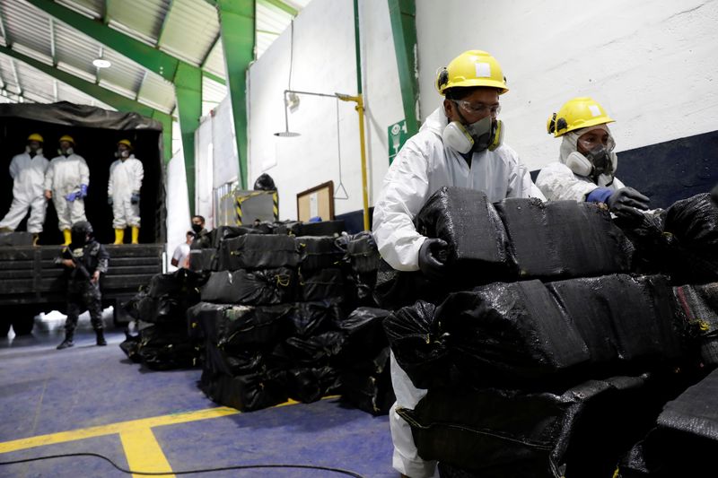 &copy; Reuters. FOTO DE ARCHIVO: Trabajadores arreglan sacos que contienen paquetes de cocaína antes de la incineración de más de nueve toneladas de cocaína que fueron incautadas durante diferentes operaciones, según el Ministerio del Interior de Ecuador, en un alma