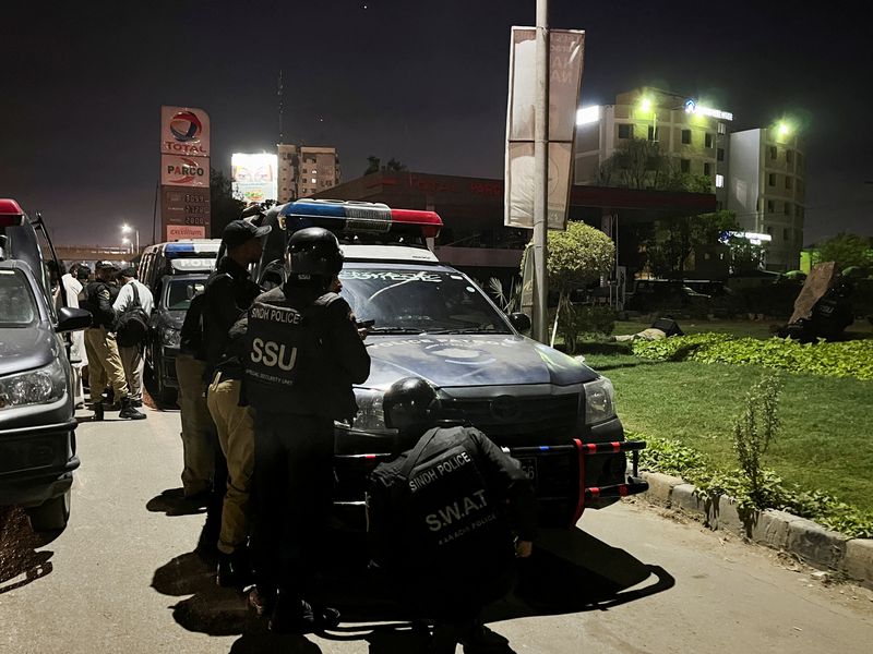© Reuters. أفراد من الشرطة يتخذون مواقعهم بعد هجوم على مركز شرطة في كراتشي يوم الجمعة. تصوير: أختر سومرو - رويترز. 
