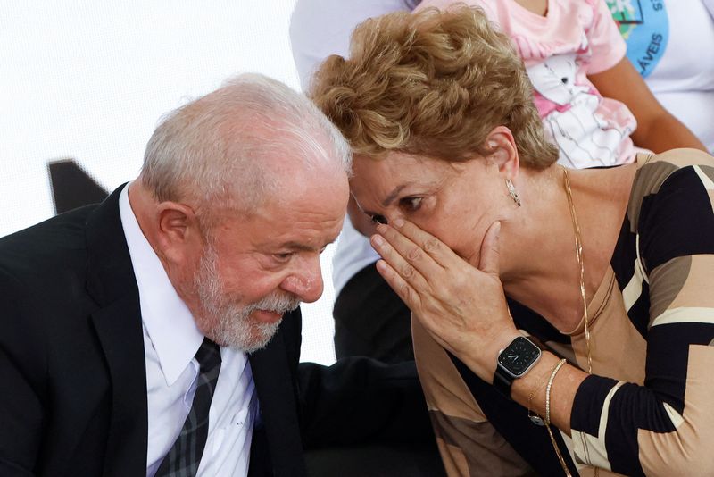 &copy; Reuters. Dilma conversa com Lula durante cerimônia em Brasília
13/02/2023
 REUTERS/Adriano Machado