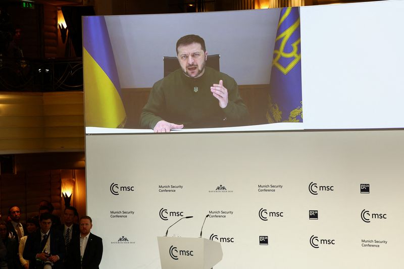 © Reuters. زيلينسكي يتحدث إلى مؤتمر ميونيخ للأمن عبر الفيديو يوم الجمعة. تصوير: كاي فافنباخ - رويترز. 