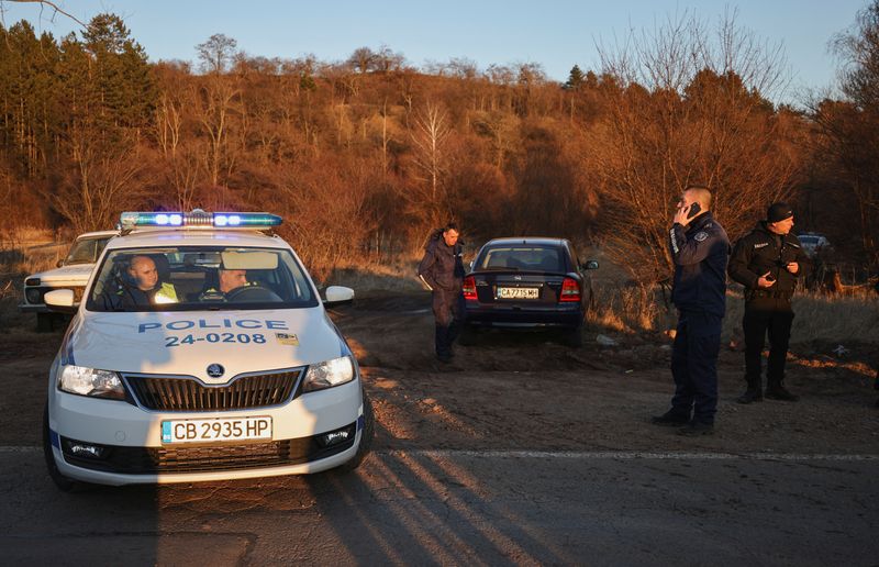 &copy; Reuters. أفراد من الشرطة البلغارية قرب موقع العقور على جثث مهاجرين غير شرعيين يوم الخميس. تصوير: ستويان نينوف - رويترز. 