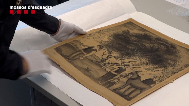 &copy; Reuters. Un Mosso d'Esquadra manipula un dibujo a carboncillo recuperado del artista español Salvador Dalí que había sido robado en Barcelona, Cataluña, España, en esta foto de archivo difundida el 17 de febrero de 2023.. Mossos d'Esquadra/Handout vía REUTER