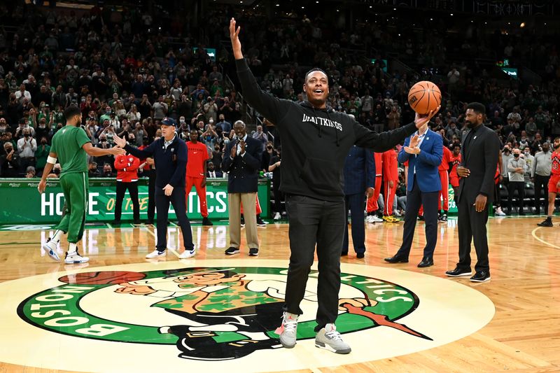 &copy; Reuters. Ex-jogador do Boston Celtics Paul Pierce carrega a bola do jogo antes de uma partida contra o Toronto Raptors no TD Garden,  Boston, Massachusetts, EUA
22/10/2021
Brian Fluharty-USA TODAY Sports