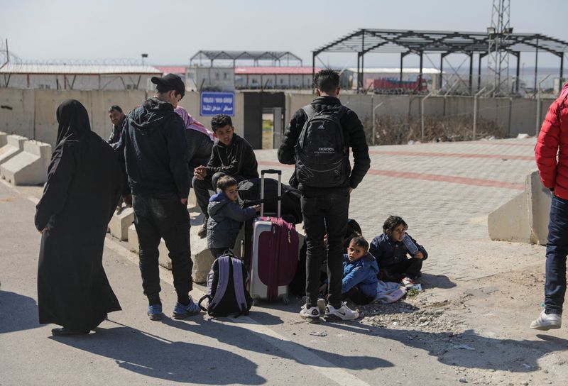 &copy; Reuters. Sírios que vivem na Turquia com seus pertences após cruzarem a fronteira para a Síria na passagem de Bab al-Hamam
17/02/2023 REUTERS/Khalil Ashawi