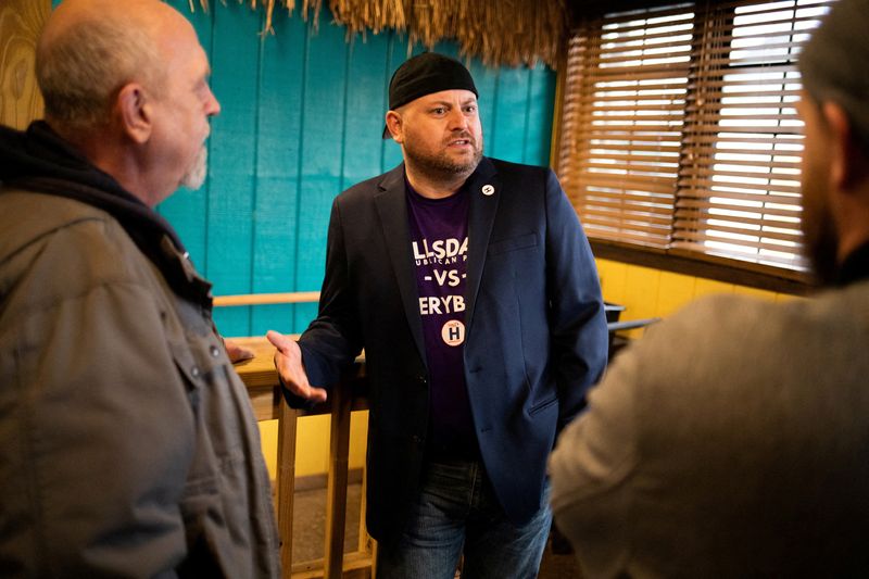 © Reuters. Candidate for district party chair for Michigan Republican Party Jon Smith speaks with guests during a fundraiser in Hillsdale, Michigan, U.S., February 8, 2023. REUTERS/Emily Elconin