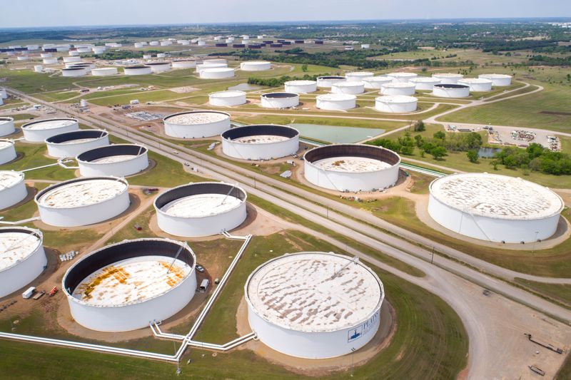 © Reuters. FOTO DE ARCHIVO: Tanques de almacenamiento de crudo se ven en una fotografía aérea en el centro petrolero de Cushing en Cushing, Oklahoma, Estados Unidos. 21 de abril, 2020. REUTERS/Drones/Archivo