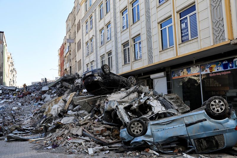 © Reuters. منظر للدمار الذي لحق بالسيارات والمباني جراء الزلزال المميت في أديامان بتركيا يوم الجمعة. تصوير: ثائر السوداني - رويترز. 