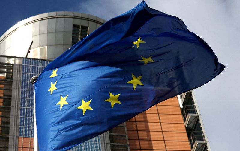 &copy; Reuters. FOTO DE ARCHIVO. Una bandera de la Unión Europea ondea frente a la sede de la Comisión de la UE, en Bruselas, Bélgica, el 1 de febrero de 2023 REUTERS/Yves Herman