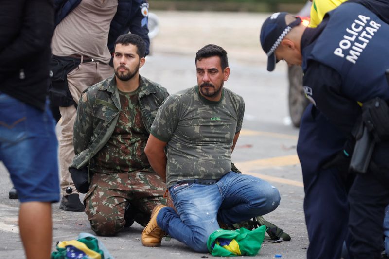 &copy; Reuters. Apoiadores do ex-presidente Jair Bolsonaro com roupas camufladas são presos após ataques às sedes dos Três Poderes em Brasília
08/01/2023
REUTERS/Adriano Machado